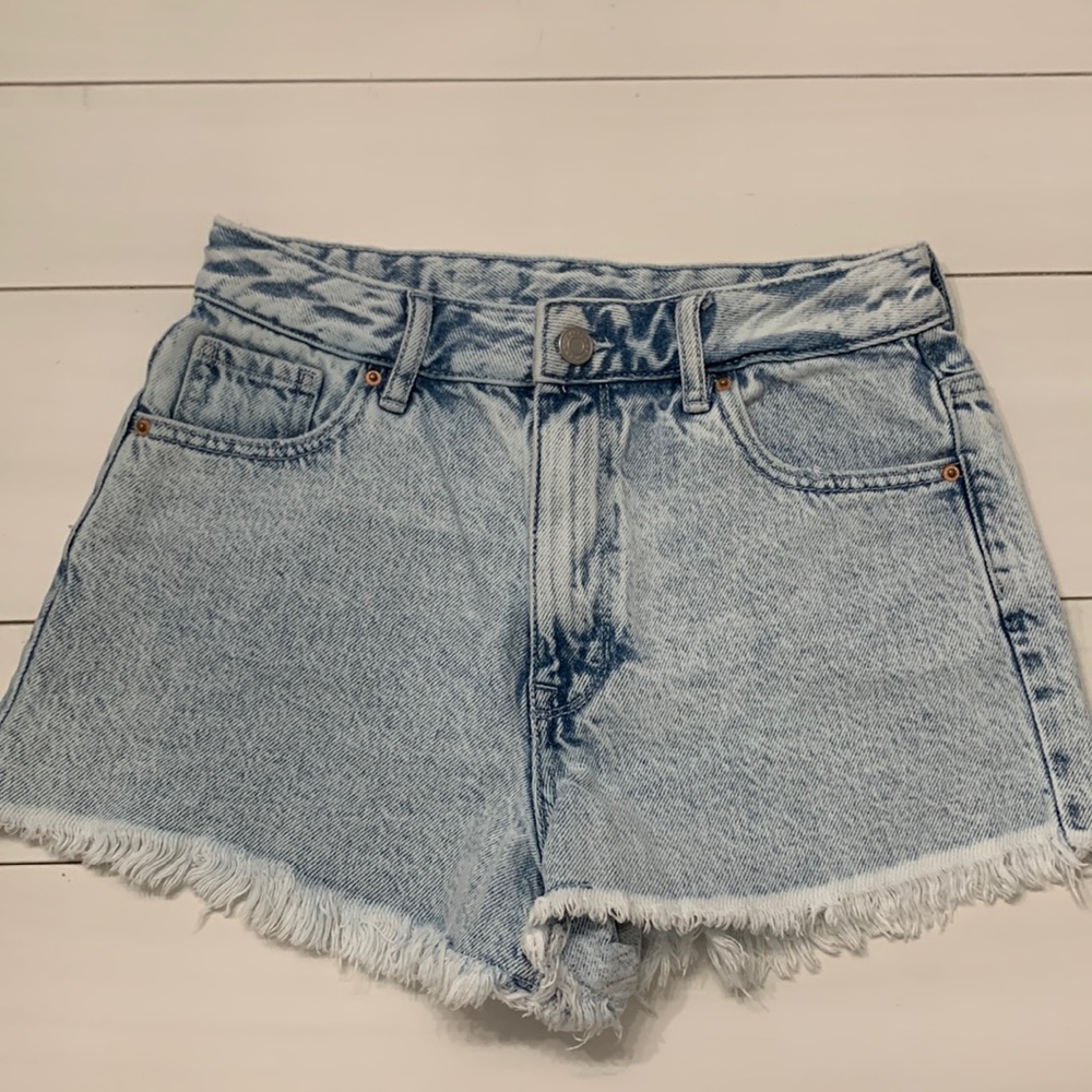 Pacsun light washed jean shorty shorts ! Doesn’t fit me anymore! 25 waist